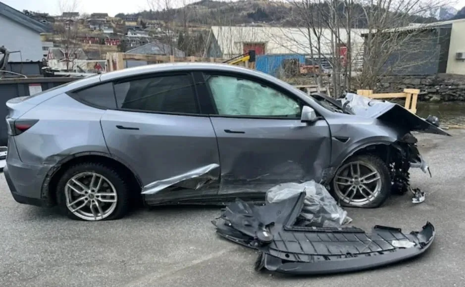 Kollisjonsskadet bil med skader i fronten